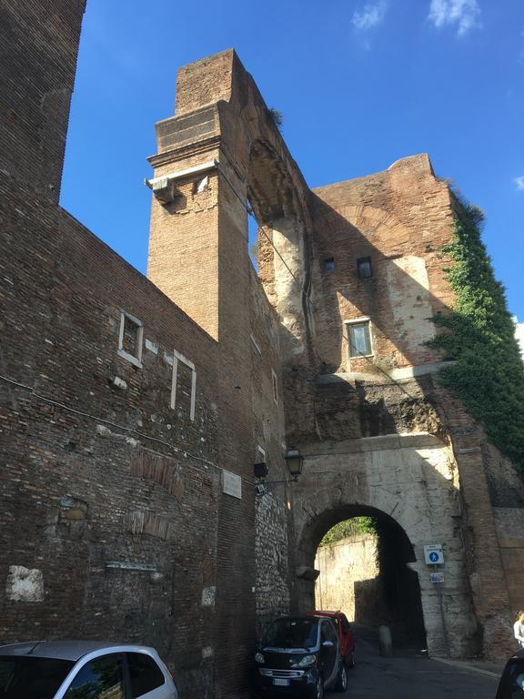 Delightful Apartment 100 Meters From The Colosseum Exterior foto
